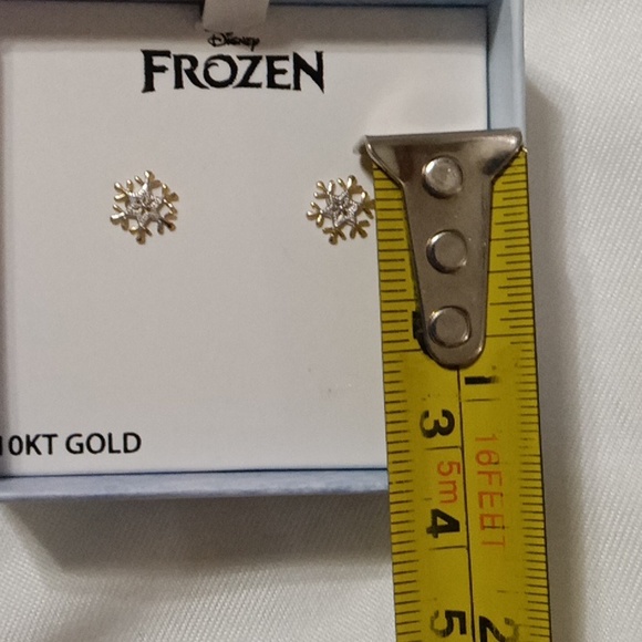 10kt Gold Disney FROZEN snowflake earrings - Picture 9 of 9